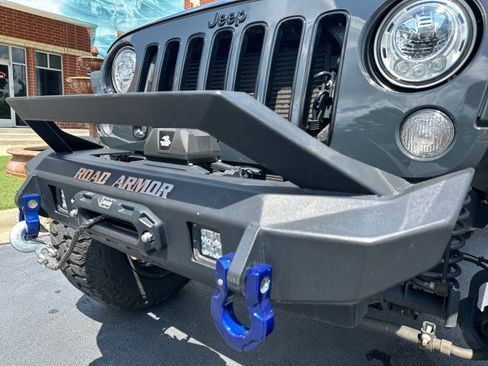 Used 2018 Jeep Wrangler Unlimited Sahara AWD/4WD image 21