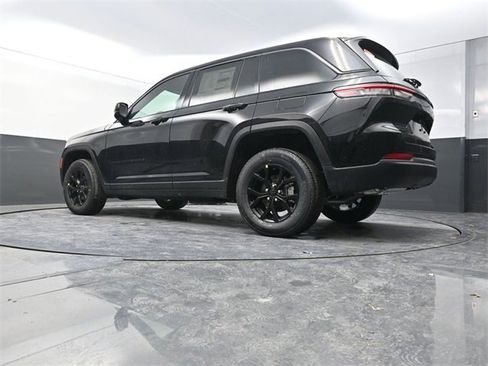 New 2026 Jeep Grand Cherokee Altitude image 21
