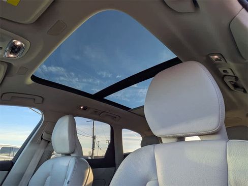 Used 2019 Volvo XC60 T6 Momentum w/ Multimedia Package image 17