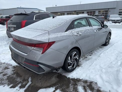 Used 2025 Hyundai Elantra SEL image 5