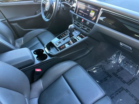 Certified 2025 Porsche Macan AWD/4WD image 17
