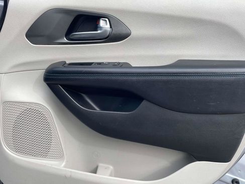 Certified 2021 Chrysler Pacifica Touring-L image 16