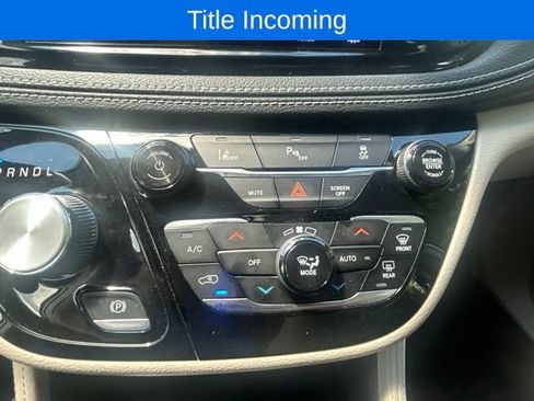 Used 2023 Chrysler Pacifica Limited FWD image 14