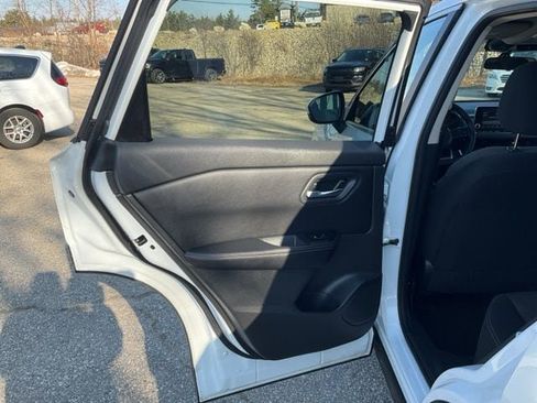 Used 2024 Nissan Rogue SV image 15