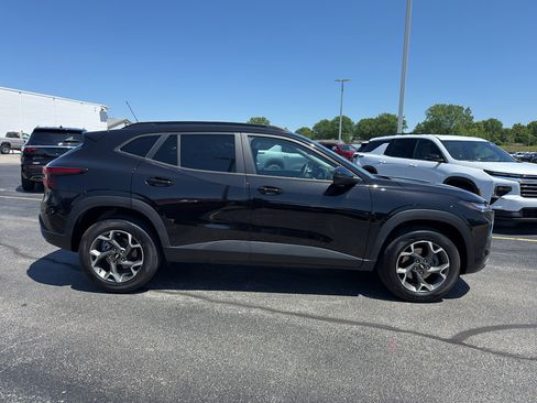 Used 2025 Chevrolet Trax LT w/ LT Convenience Package FWD image 4