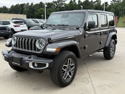 Used 2025 Jeep Wrangler Unlimited Sahara AWD/4WD image 10