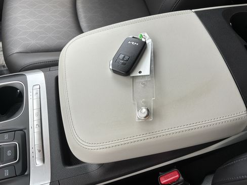 Used 2024 Kia Carnival LX FWD image 35
