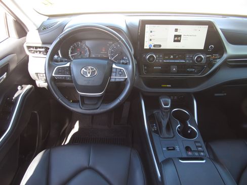 Used 2023 Toyota Highlander L image 18