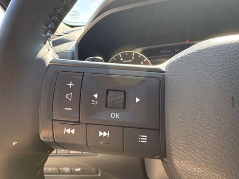 Used 2025 Nissan Rogue SV AWD/4WD image 27