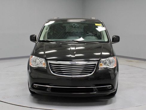 Used 2016 Chrysler Town & Country Touring FWD image 5