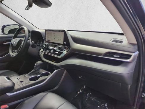 Used 2023 Toyota Highlander XLE FWD image 28