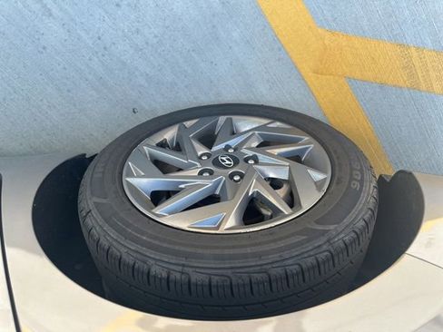 Used 2024 Hyundai Elantra SEL image 32