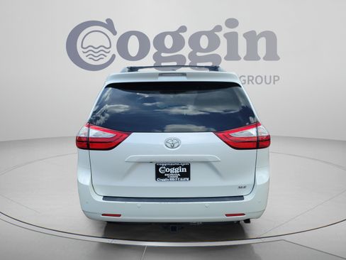 Used 2015 Toyota Sienna XLE w/ XLE Navigation Package FWD image 4