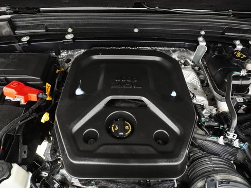 Used 2025 Jeep Wrangler Unlimited Sahara image 11