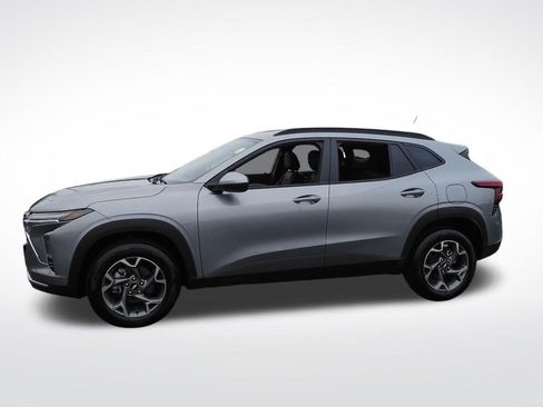 Used 2025 Chevrolet Trax LT w/ LT Convenience Package FWD image 4