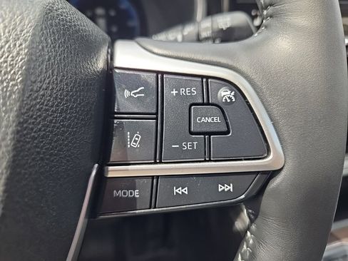 Used 2025 Toyota Highlander Limited AWD/4WD image 18