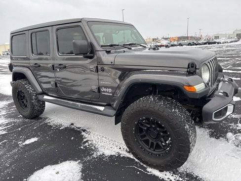 Used 2019 Jeep Wrangler Unlimited Sahara image 3