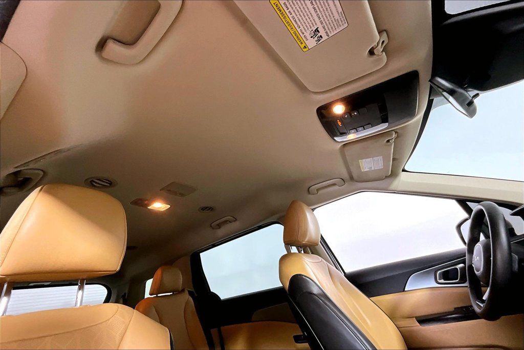 Used 2023 Kia Carnival LX FWD image 22