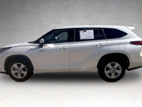 Used 2021 Toyota Highlander LE FWD image 3