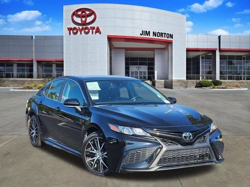 Used 2023 Toyota Camry SE FWD image 1