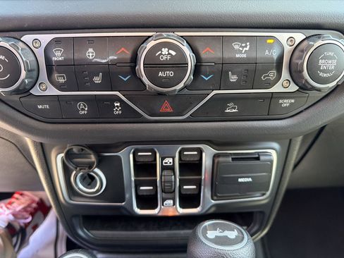 Used 2025 Jeep Wrangler Unlimited Sahara AWD/4WD image 18