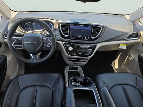 Used 2024 Chrysler Pacifica Limited FWD image 37