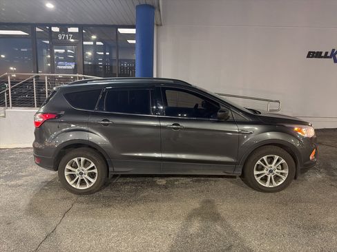 Used 2018 Ford Escape SE image 1