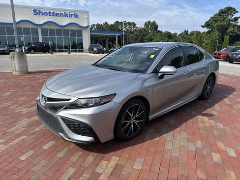 Used 2022 Toyota Camry SE FWD image 4
