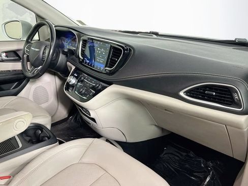 Used 2021 Chrysler Pacifica Touring-L FWD image 41