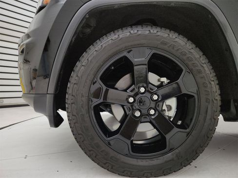 Used 2019 Jeep Grand Cherokee Laredo image 14