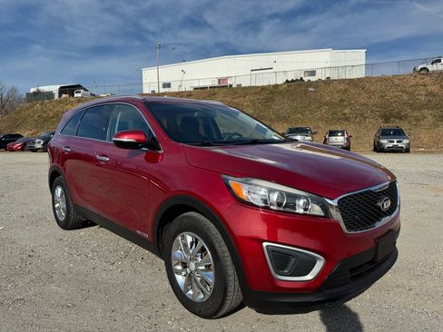 Used 2017 Kia Sorento LX image 3