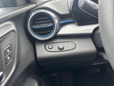 Used 2025 Chevrolet Trax LT image 33