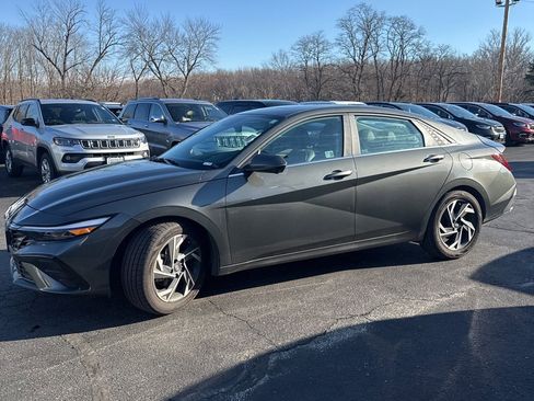 Used 2024 Hyundai Elantra Limited image 4