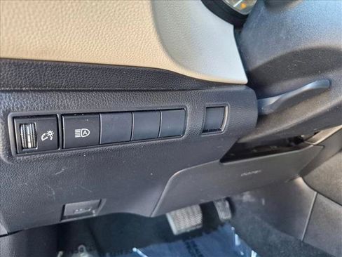 Used 2021 Toyota Corolla LE FWD image 12