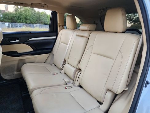 Used 2018 Toyota Highlander XLE image 19