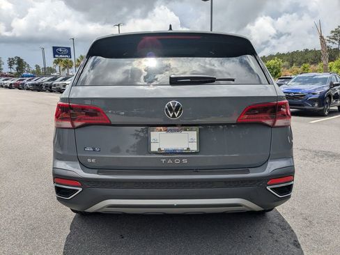 Used 2024 Volkswagen Taos SE w/ Panoramic Sunroof Package FWD image 5