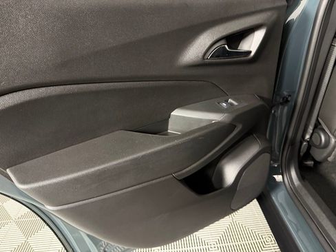 Used 2025 Chevrolet Trax LT w/ LT Convenience Package FWD image 26