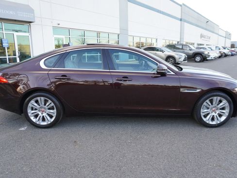 Used 2017 Jaguar XF Premium image 8