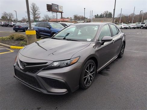 Used 2023 Toyota Camry SE image 3