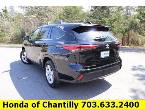 Used 2022 Toyota Highlander LE AWD/4WD image 5