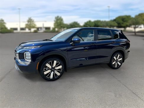 New 2025 Mitsubishi Outlander SE image 3