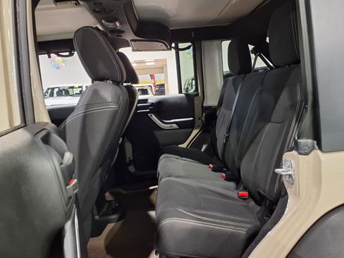 Used 2017 Jeep Wrangler Unlimited Rubicon w/ Connectivity Group image 19