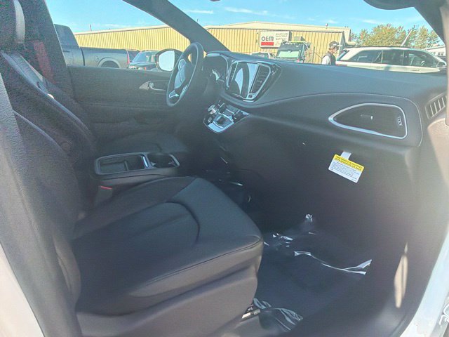 New 2027 Chrysler Pacifica Select AWD/4WD image 9
