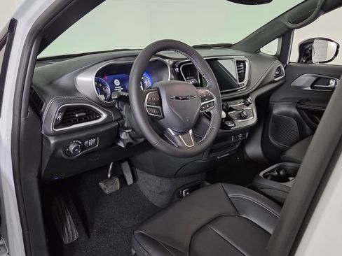 New 2026 Chrysler Pacifica Select image 15