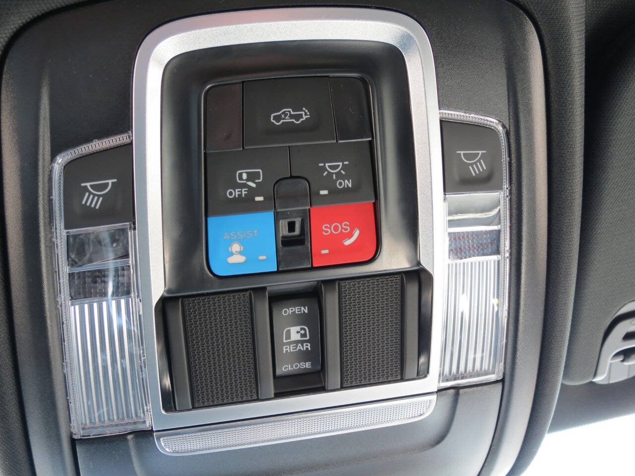 Used 2025 RAM 1500 Laramie w/ Sport Appearance Package AWD/4WD image 18