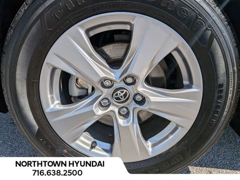 Used 2025 Toyota RAV4 XLE AWD/4WD image 42