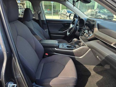Used 2023 Toyota Highlander LE FWD image 12