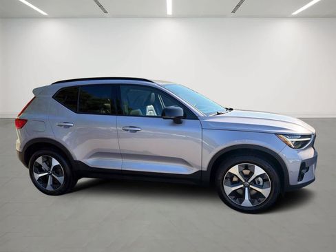 Used 2026 Volvo XC40 B5 Plus AWD/4WD image 5