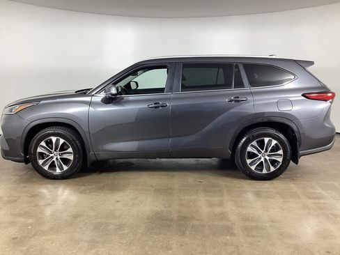 Used 2023 Toyota Highlander XLE AWD/4WD image 8