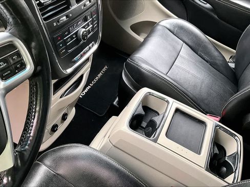 Used 2012 Chrysler Town & Country Touring w/ Entertainment Group #1 FWD image 17